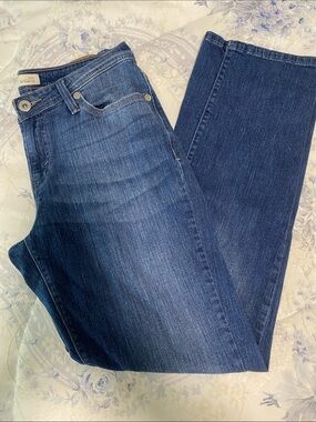Levis Curvy 529 Straight Fit-